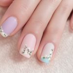 Uñas con flores: 15 ideas para una manicura creativa y elegante