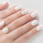 Uñas blancas: las tendencias favoritas para lograr una manicura elegante