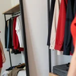 Colores que pegan con el rojo: la ciencia cromática detrás de 5 combinaciones que transforman tu armario